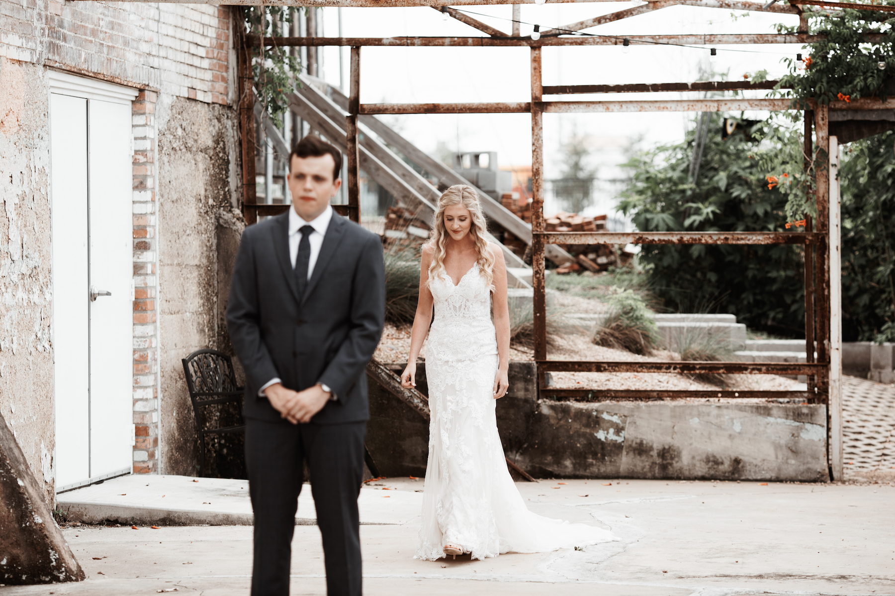 First Look vs Magic Moment? Which should you choose for your wedding day? Originally published on ivoryandink.com