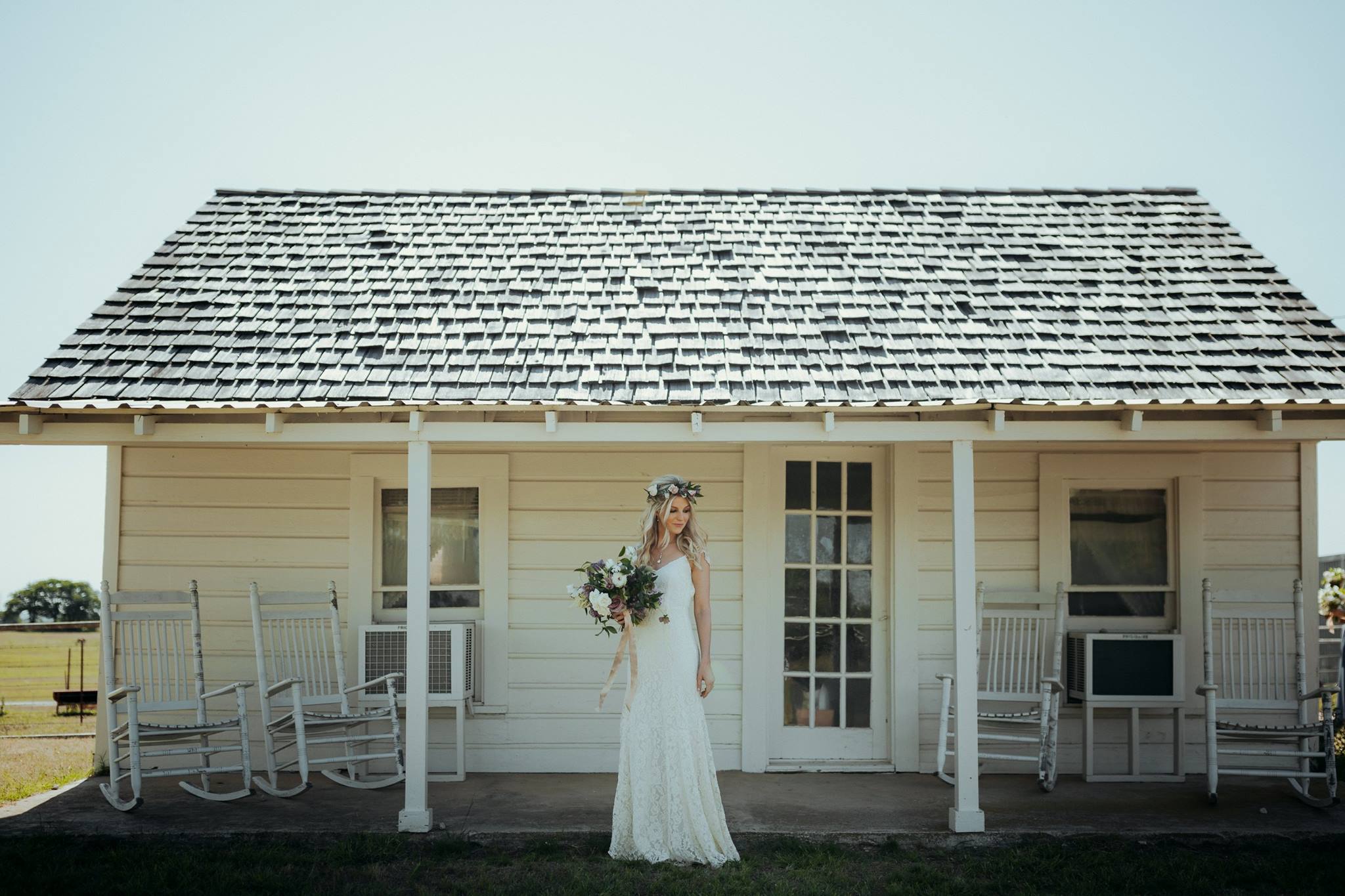 Weddings Unveiled // We're pulling back the veil on Kristen's Decatur, Texas wedding! ivoryandink.com